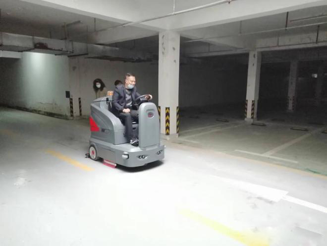 离岛小区物业保洁不用人力改用驾驶式洗地机了